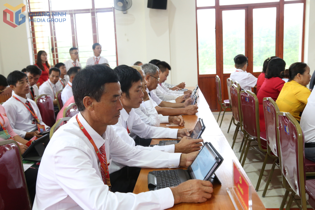 Các đại biểu nghiên cứu tài liệu Đại hội