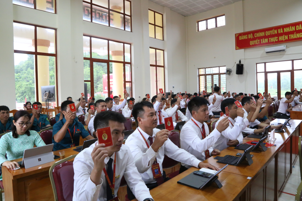 Các đại biểu biểu quyết thông qua Nghị quyết BCH Đảng bộ xã Cái Chiên khoá I, nhiệm kỳ 2025-2030