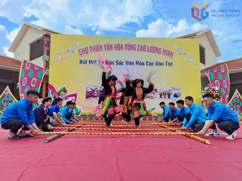 Bà con DTTS xã Lương Minh tích cực tham gia các hoạt động văn hóa, văn nghệ.