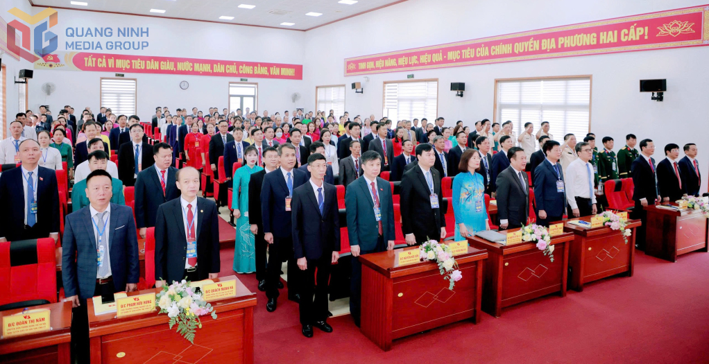 Các đại biểu thực hiện nghi thức chào cờ.