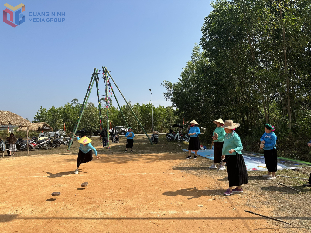 Trò chơi dân gian đánh quay tại lễ hội văn hoá các dân tộc xã Hải Sơn năm 2025