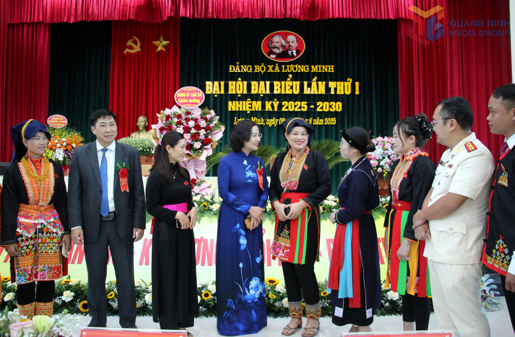 Các đại biểu tham dự trao đổi bên lề Đại hội.