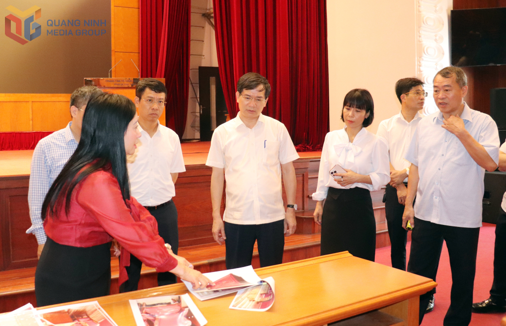Tiểu ban Tuyên truyền - Khánh tiết kiểm tra phương án trang trí khánh tiết tại Trung tâm Tổ chức hội nghị tỉnh - nơi diễn ra Đại hội.