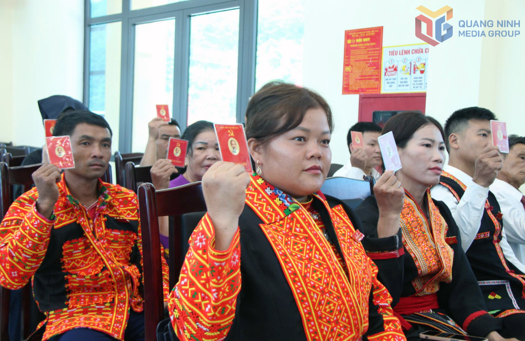 Các đại biểu biểu quyết thông qua nghị quyết Đại hội.
