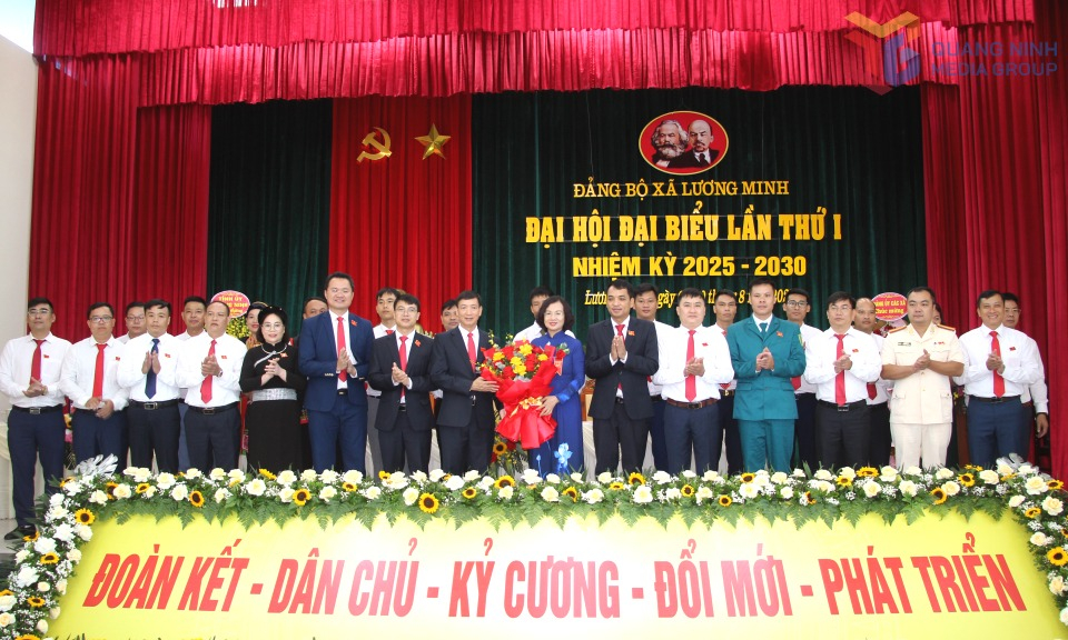 Đồng chí Bùi Thúy Phượng, Ủy viên Ban Thường vụ Tỉnh ủy, Trưởng Ban Tổ chức Tỉnh ủy, tặng hoa chúc mừng Ban Chấp hành Đảng bộ xã Lương Minh, nhiệm kỳ 2025-2030.