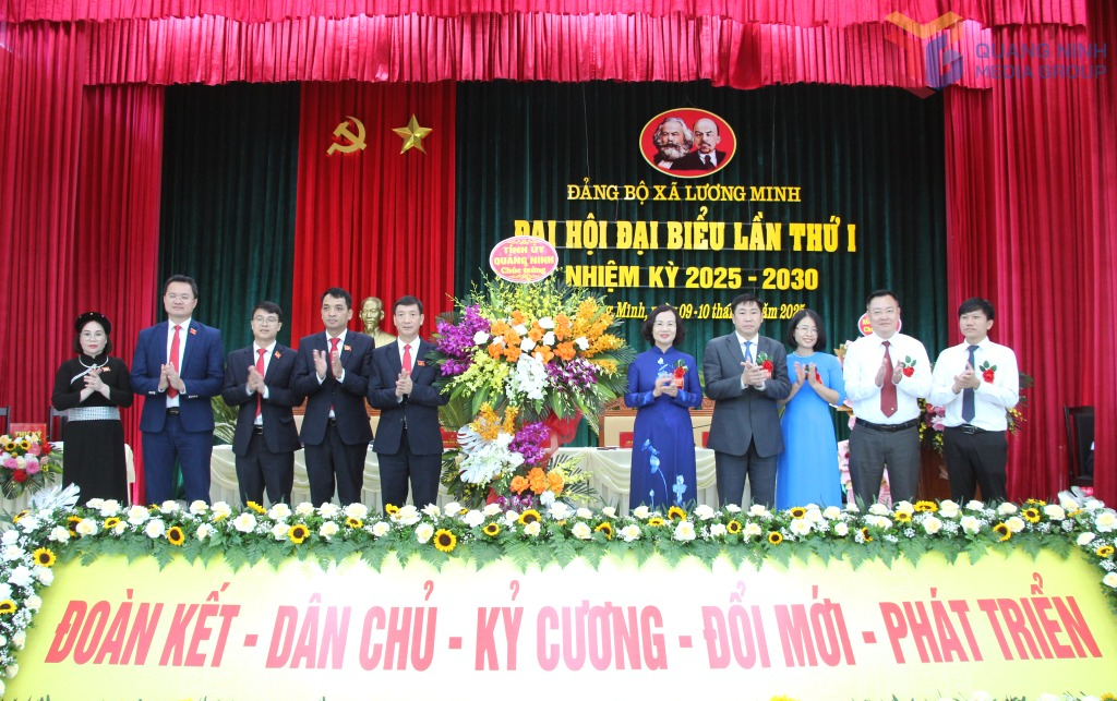 Đồng chí Bùi Thúy Phượng, Ủy viên Ban Thường vụ Tỉnh ủy, Trưởng Ban Tổ chức Tỉnh ủy cùng lãnh đạo một số Ban Xây dựng Đảng của Tỉnh ủy, tặng hoa chúc mừng Đại hội.