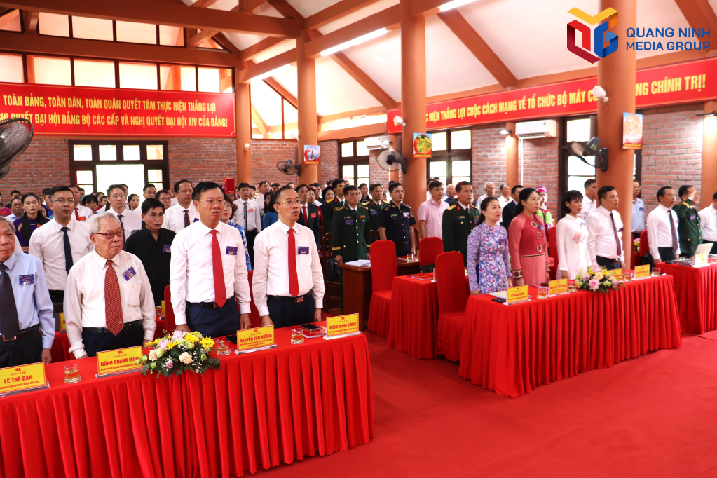 Các đại biểu thực hiện nghi thức chào cờ.
