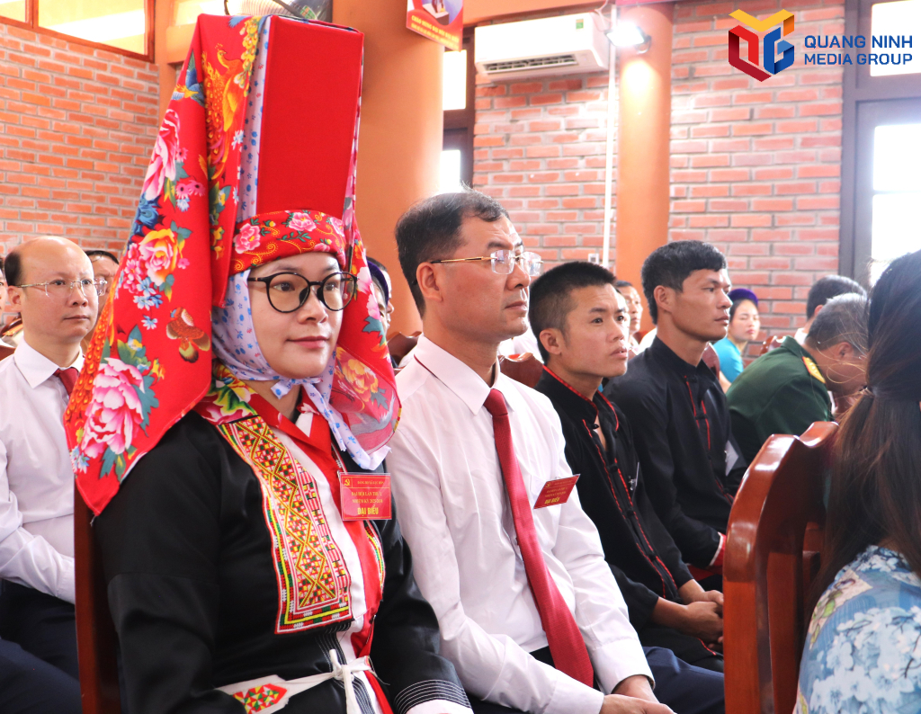 Các đại biểu chăm chú theo dõi đại hội.