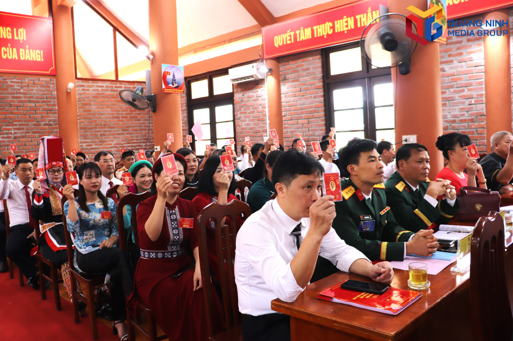 Các đại biểu biểu quyết thông qua Nghị quyết đại hội.