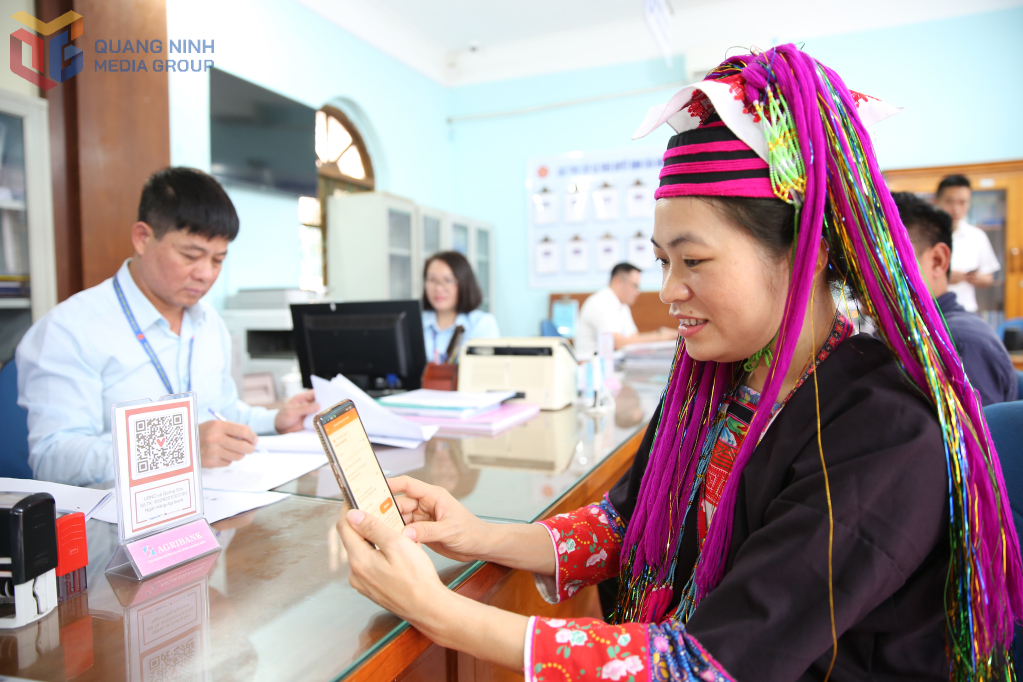 Người dân tộc Dao Thanh Y sử dụng công nghệ số thanh toán lệ phí dịch vụ công tại Trung tâm Phục vụ hành chính công xã Đường Hoa.