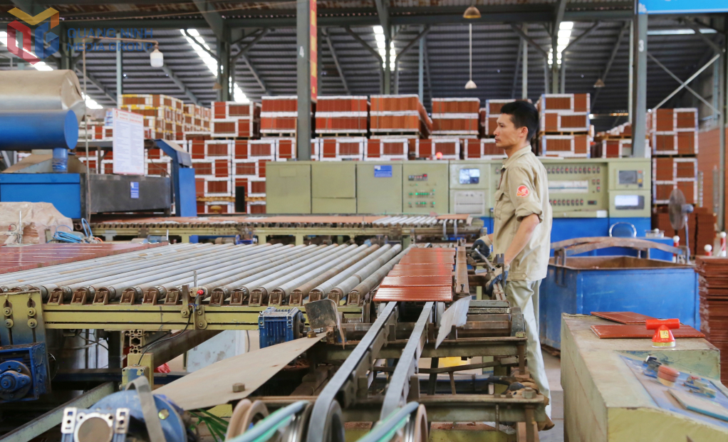 Người lao động Công ty CP Gốm Đất Việt tham gia sản xuất.