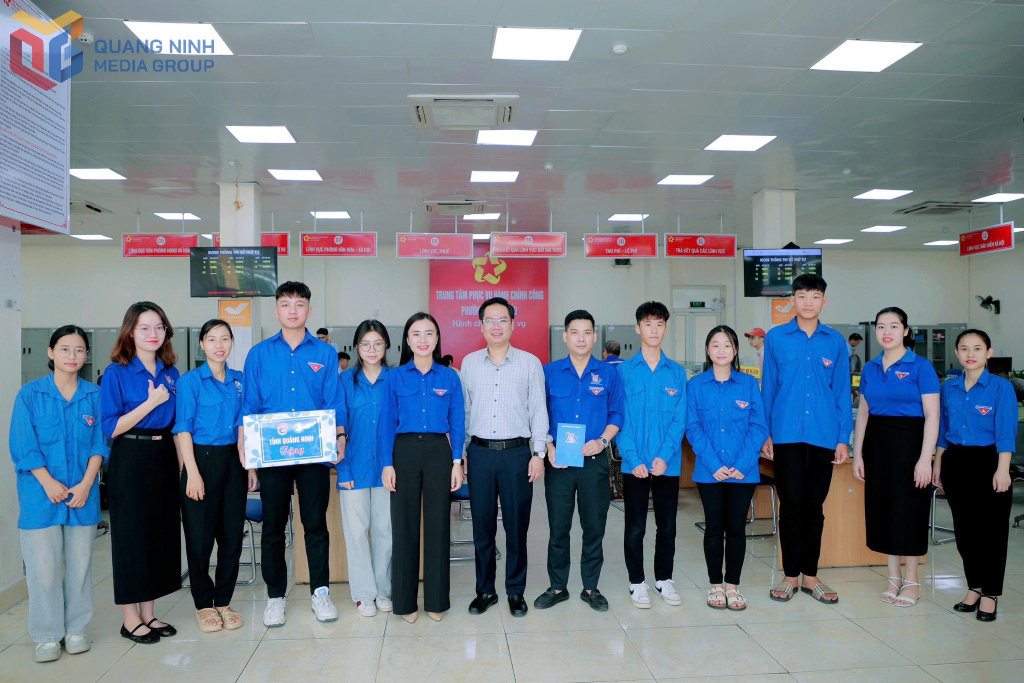 Bí thư Tỉnh Đoàn Nguyễn Phương Thảo thăm, tặng quà đội hình đội hình tình nguyện hỗ trợ vận hành mô hình chính quyền 2 cấp tại Trung tâm Phục vụ Hành chính công phường Đông Triều.