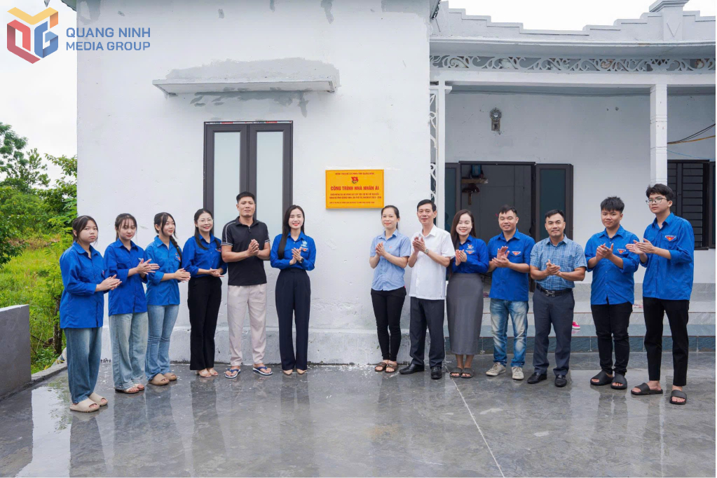 Ban Thường vụ Tỉnh Đoàn gắn biển trao tặng công trình 
