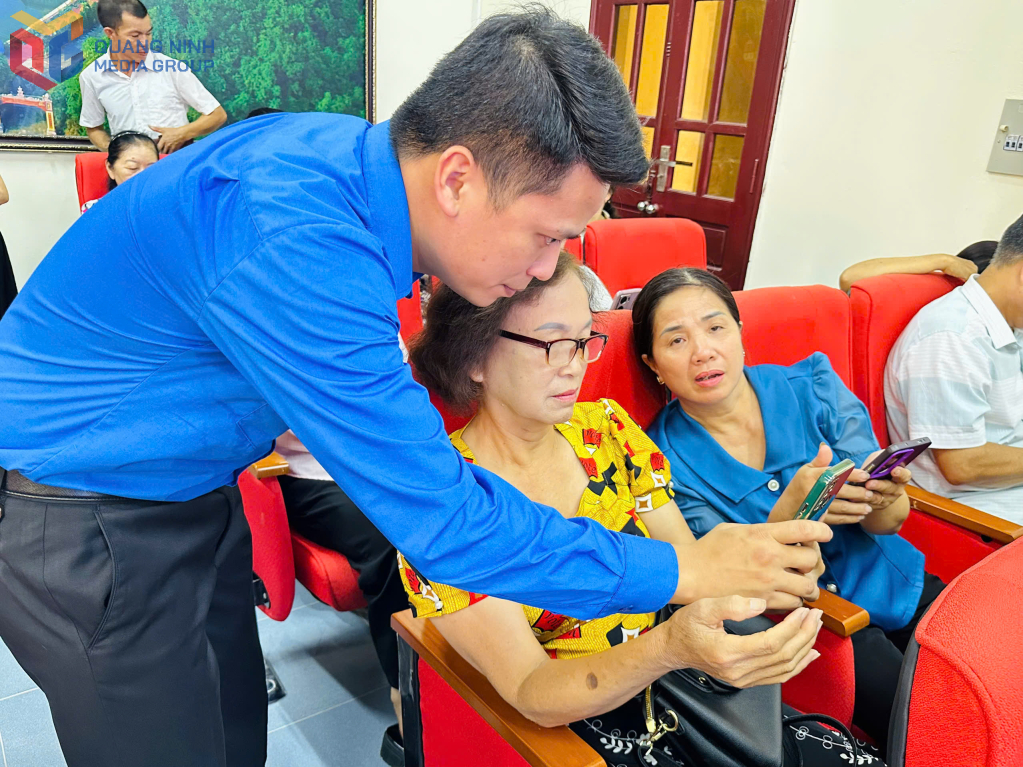 Anh Đỗ Thái Sơn, Bí thư Đoàn Thanh niên phường Yên Tử hướng dẫn người dân đăng ký tài khoản trên Cổng dịch vụ công Quốc gia.