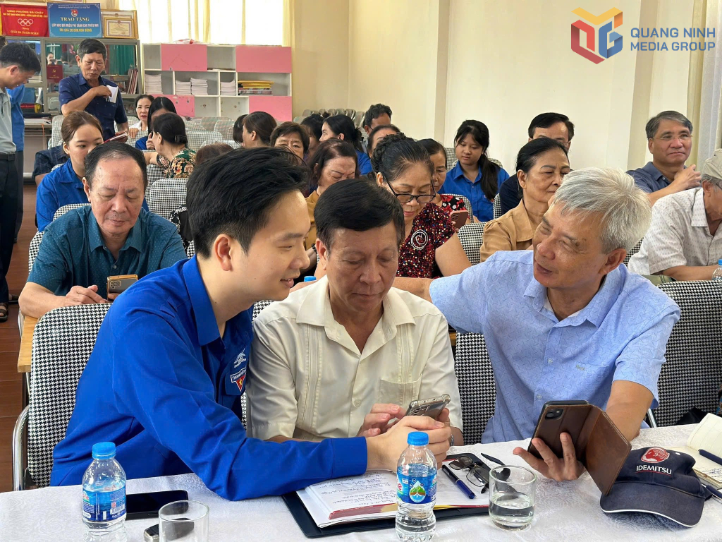 Tỉnh Đoàn tổ chức lớp “Bình dân học vụ số” và Phổ biến kỹ năng ứng dụng trí tuệ nhân tạo (AI) cho người dân trên địa bàn dân cư với sự tham gia của hơn 150 người cao tuổi và ĐVTN tại nphường Bãi Cháy.