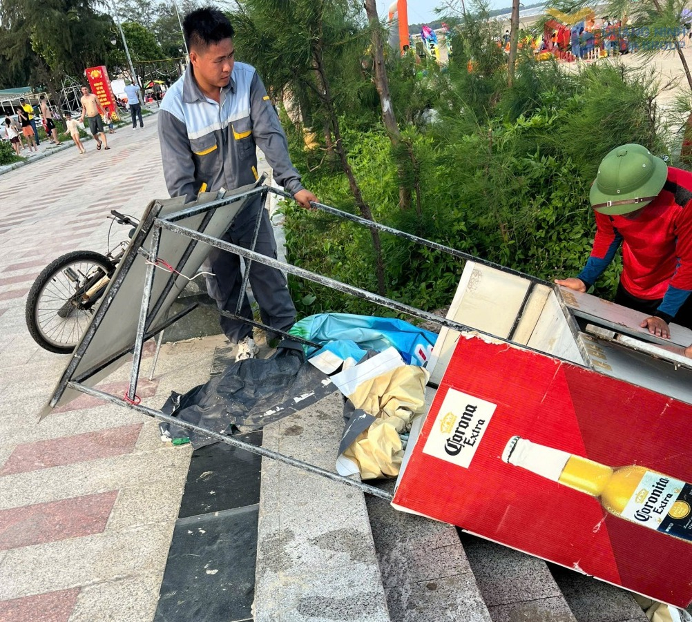 Trung tâm cung ứng dịch vụ phường Móng Cái 1 tháo dỡ khung sắt lắp đạt ảnh hưởng đến tuyến đường dạo bãi biển Trà Cổ, tháng 7/2025. 