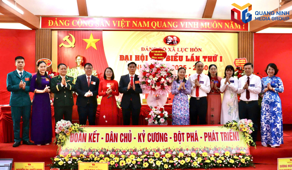 Đồng chí Vi Ngọc Bích, Ủy viên Ban Thường vụ Tỉnh uỷ, Phó Chủ tịch Thường trực HĐND tỉnh, tặng hoa chúc mừng đại hội.
