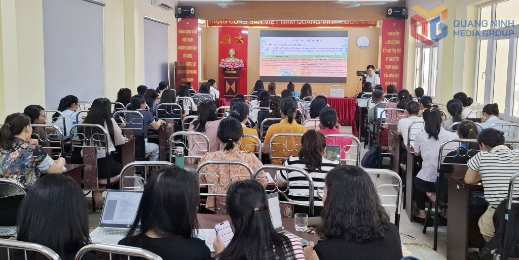 BHXH tỉnh phối hợp với Sở GD & ĐT  tổ chức tuyên truyền, phổ biến và đối thoại về Luật BHXH số 41/2024/QH15 cho giáo viên đang giảng dạy môn Kinh tế - Pháp luật tại các trường THPT trên địa bàn toàn tỉnh, tháng 8/2025. 