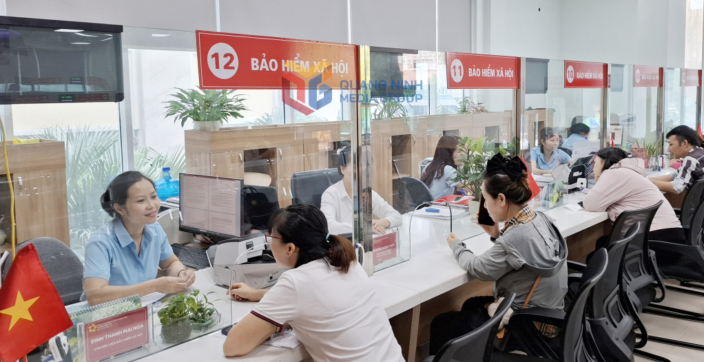 Người dân đến giải quyết các thủ tục liên quan về chính sách BHXH, BHYT, BHTN tại Trung tâm Hành chính công phường Hồng Gai.