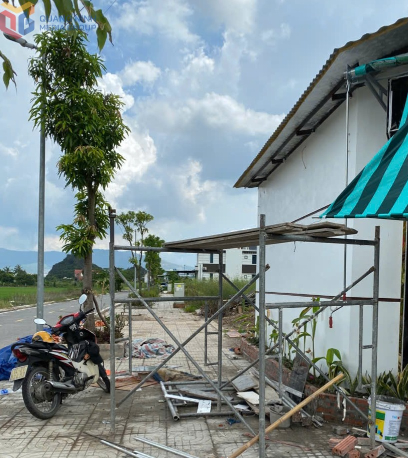 Ngay sau khi được tuyên truyền, hộ dân chấp hành tháo dỡ toàn bộ cột, kèo vi phạm hành lang ATGT. Hoàng Quế