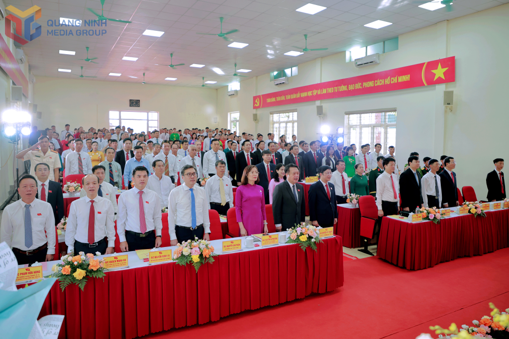 Các đại biểu thực hiện nghi thức chào cờ.
