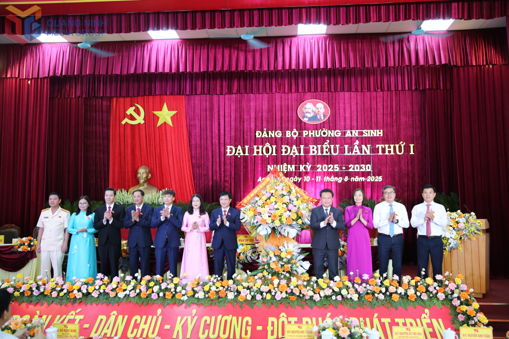 Đồng chí Nguyễn Đức Thành, Ủy viên Ban Thường vụ Tỉnh ủy, Chủ nhiệm Ủy ban Kiểm tra Tỉnh ủy tặng hoa chúc mừng đại hội.