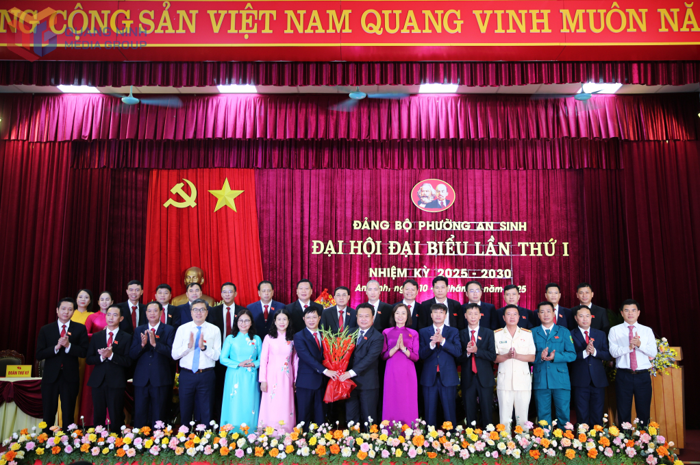 Đồng chí Nguyễn Đức Thành, Ủy viên Ban Thường vụ Tỉnh ủy, Chủ nhiệm Ủy ban Kiểm tra Tỉnh ủy tặng hoa chúc mừng Ban Chấp hành Đảng bộ phường An Sinh nhiệm kỳ 2025-2030.