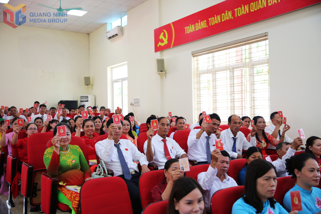 Các đại biểu biểu quyết thông qua Nghị quyết đại hội.