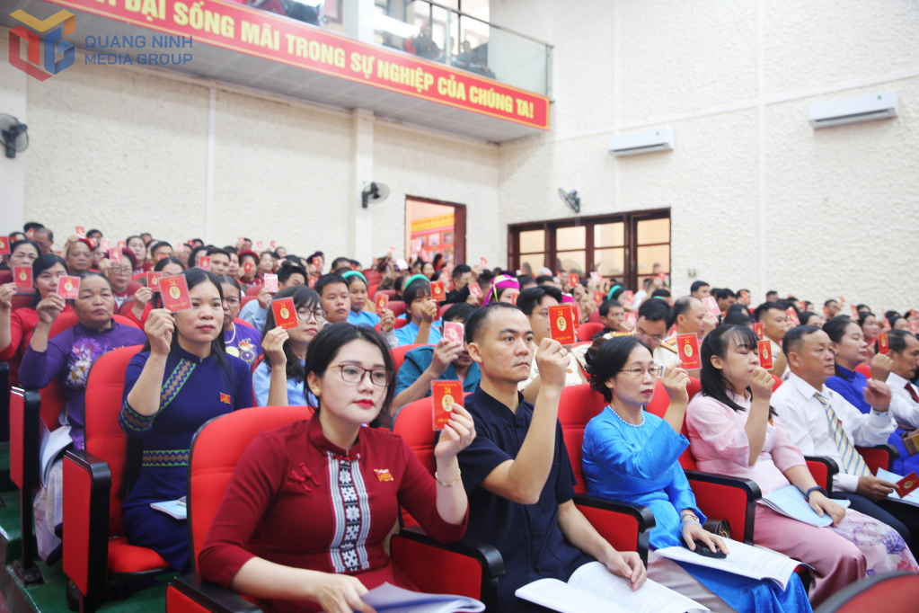 Các đại biểu biểu quyết thông qua Nghị quyết đại hội.