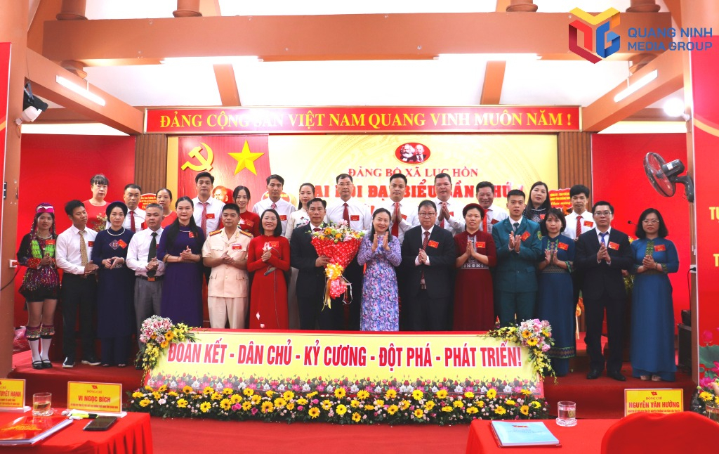 Đồng chí Vi Ngọc Bích, Ủy viên BTV Tỉnh ủy, Phó Chủ tịch Thường trực HĐND tỉnh tặng hoa chúc mừng Ban Chấp hành Đảng bộ xã Lục Hồn, nhiệm kỳ 2025-2030.