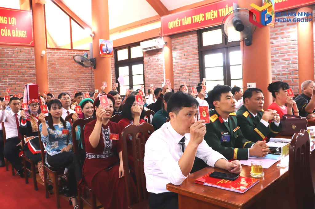 Các đại biểu biểu quyết thông qua Nghị quyết đại hội.