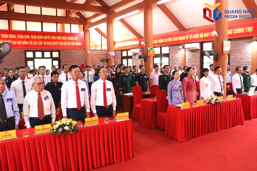 Các đại biểu thực hiện nghi thức chào cờ.