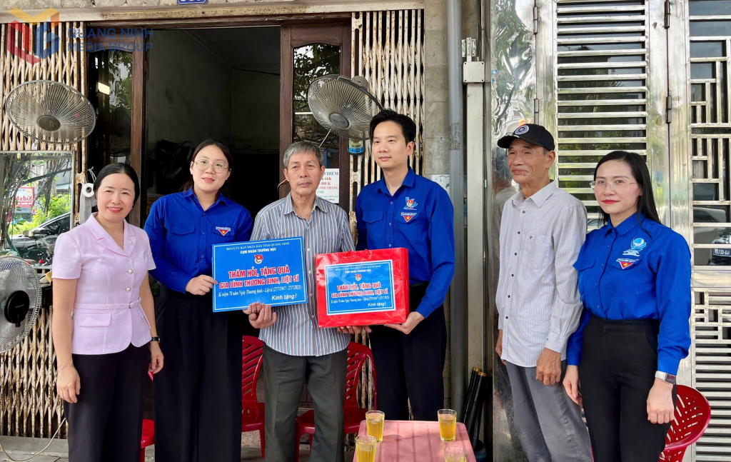 Đoàn Thanh niên UBND tỉnh thăm, tặng quà gia đình có công với cách mạng nhân Ngày Thương binh-Liệt sĩ 27/7.