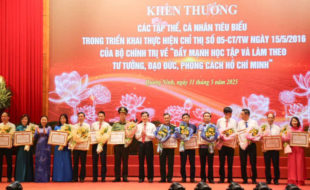Đảng bộ Công an tỉnh vinh dự được trao tặng Bằng khen của Ban Thường vụ Tỉnh ủy về thành tích tiêu biểu, xuất sắc trong triển khai thực hiện học tập và làm theo tư tưởng, đạo đức, phong cách Hồ Chí Minh giai đoạn 2016 - 2025.