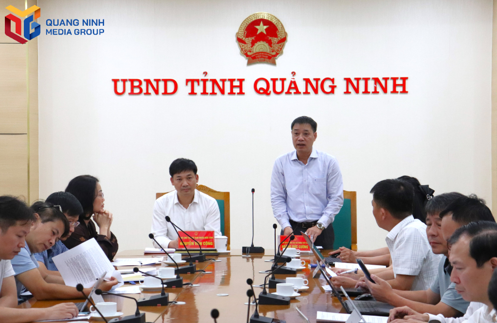 Đại diện Cục Khí tượng thủy văn thông tin về việc quan trắc, lắp đặt thiết bị thoi dõi, cảnh báo sớm dông, lốc phục vụ phòng chống thiên tai. 