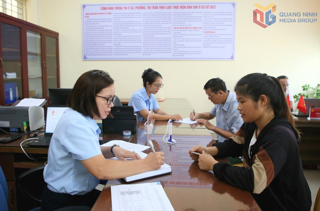 Cán bộ Trung tâm Phục vụ Hành chính công xã Hải Hoà hướng dẫn người dân giải quyết thủ tục hành chính. Ảnh: Minh Hà