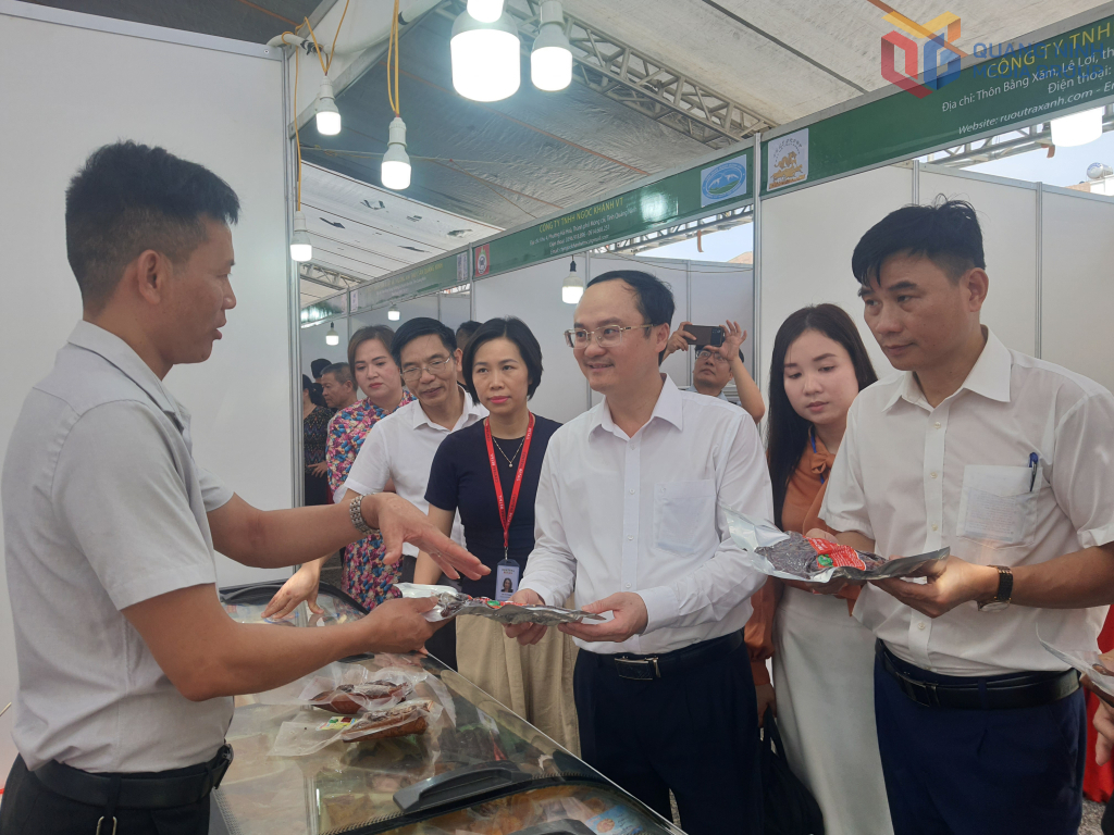 Anh Hoàng Thanh Nam đang giới thiệu sản phẩm đến khách hàng tại Hội chợ xúc tiến thương mại cho các doanh nghiệp nông, lâm, thuỷ sản tỉnh Quảng Ninh tháng 7 vừa qua.