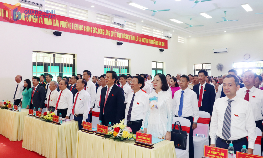 Các đại biểu thực hiện nghi thức chào cờ.