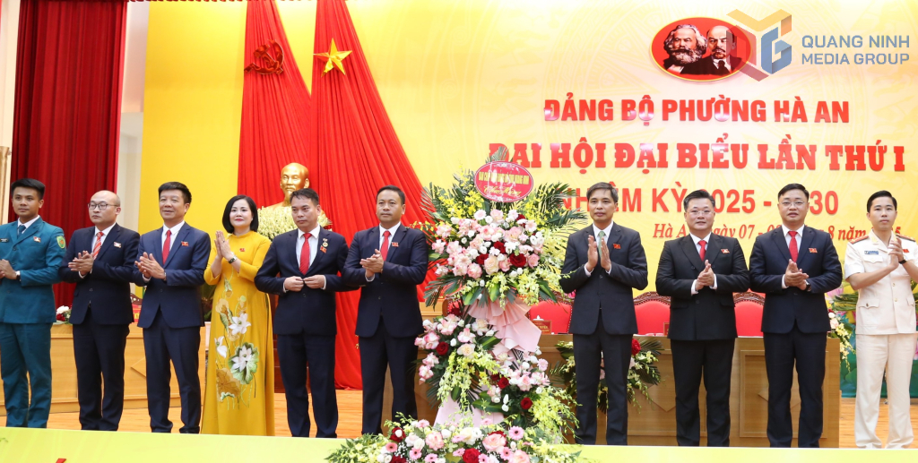 Đồng chí Vũ Văn Diện, Ủy viên Ban Thường vụ Tỉnh ủy, Phó Chủ tịch Thường trực UBND tỉnh tặng hoa