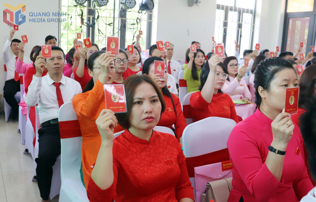 Các đại biểu biểu quyết thông qua Nghị quyết Đại hội.