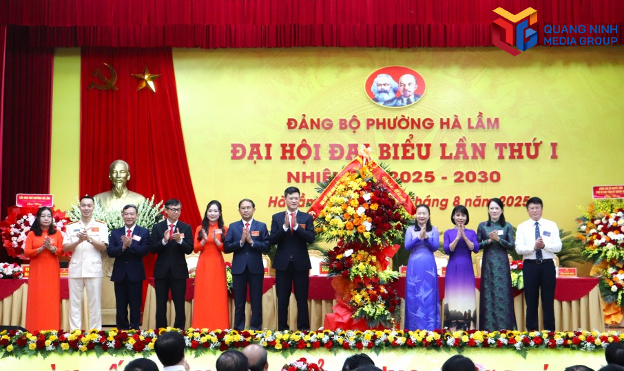 Đồng chí Vi Ngọc Bích, Ủy viên Ban Thường vụ Tỉnh uỷ, Phó Chủ tịch Thường trực HĐND tỉnh, tặng hoa chúc mừng đại hội.