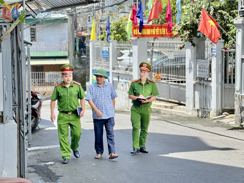 Công an phường Hồng Gai nắm tình hình trong khu dân cư.