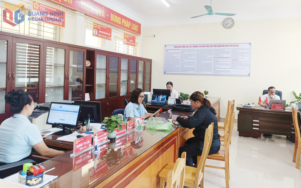 Cán bộ Trung tâm Phục vụ Hành chính công phường Hải Hòa giải quyết TTHC cho người dân.
