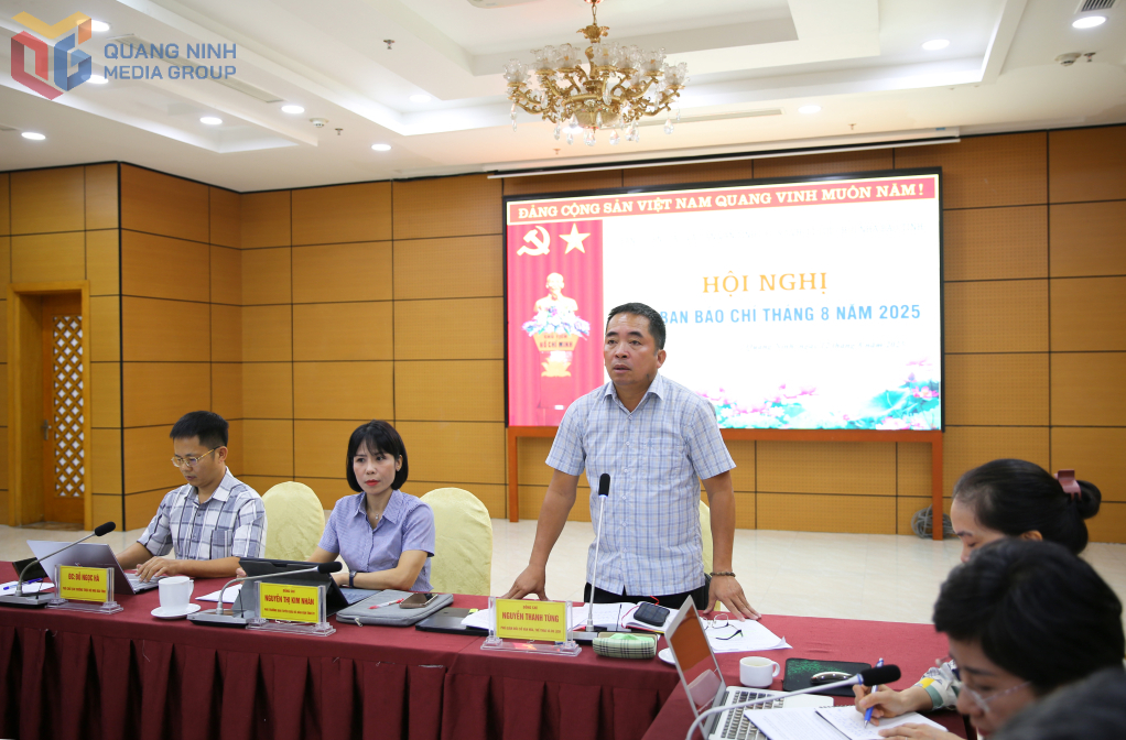 Đại diện lãnh đạo Sở Văn hóa, Thể thao và Du lịch trao đổi thông tin, giải đáp làm rõ ý kiến của đại diện các cơ quan báo chí về một số vấn đề liên quan đến hoạt động du lịch trên địa bàn tỉnh.