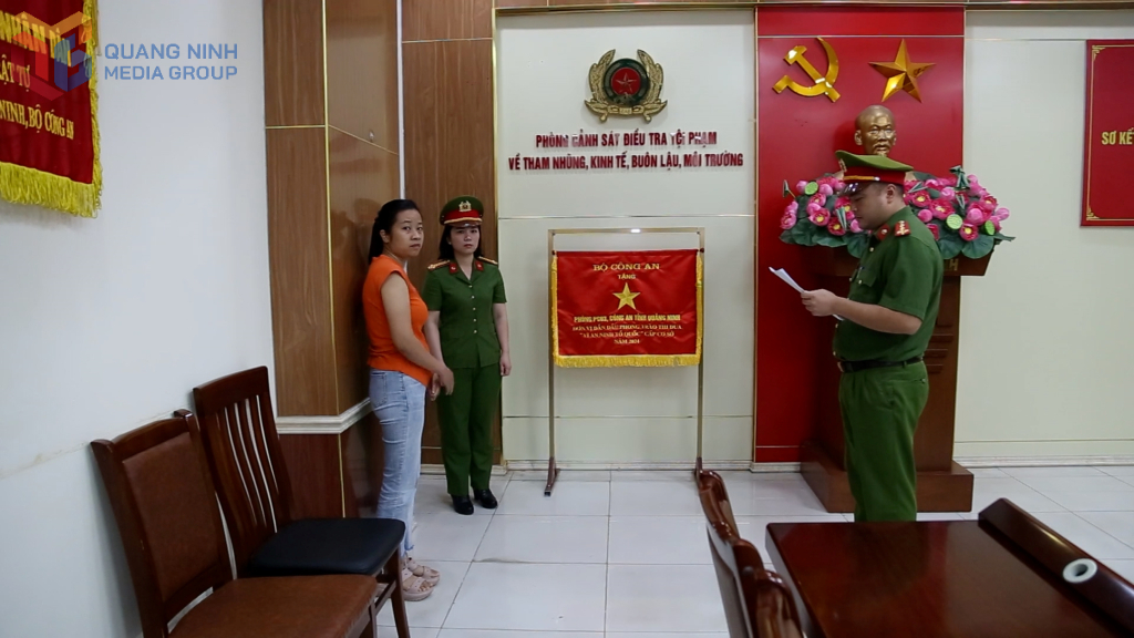 Cơ quan Công an tống đạt quyết định đối với đối tượng Đặng Thu Trang.
