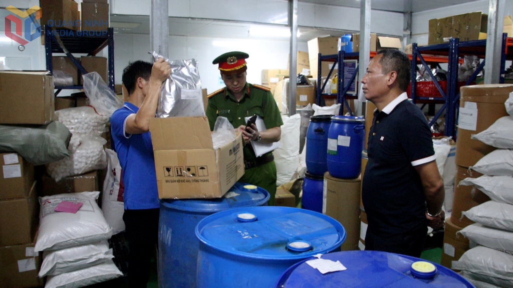 Cơ quan CSĐT Công an tỉnh khám xét kho hàng, cơ sở sản xuất thực phẩm chức năng giả của Đinh Thiên Lý và Đặng Thu Trang tại tỉnh Hưng Yên.