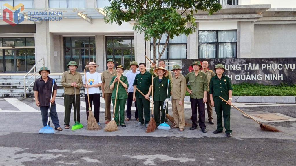 Các chi hội CCB phường Hạ Long ra quân dọn vệ sinh môi trường