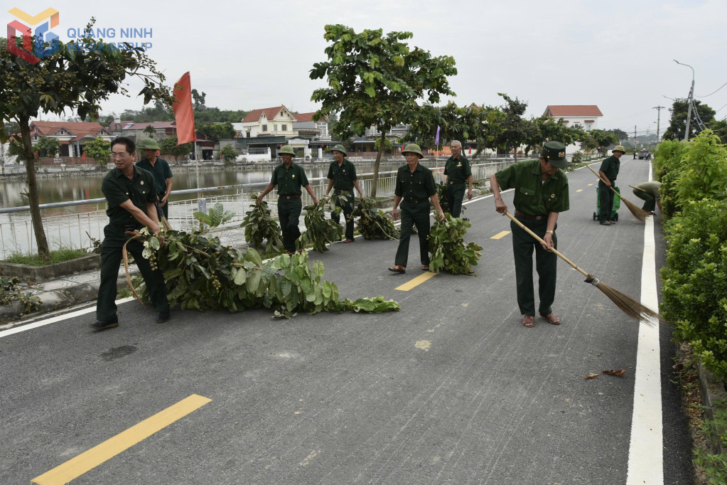 Chi Hội CCB Khu Bình Lục Hạ, Phường Đông Triều tham gia dọn vệ sinh môi trường trên địa bàn.