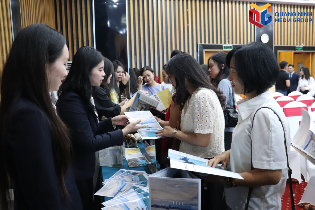 Các đơn vị trao đổi thông tin trong khuôn khổ chương trình giới thiệu du lịch Quảng Ninh tại Hà Nội, tháng 8/2025.