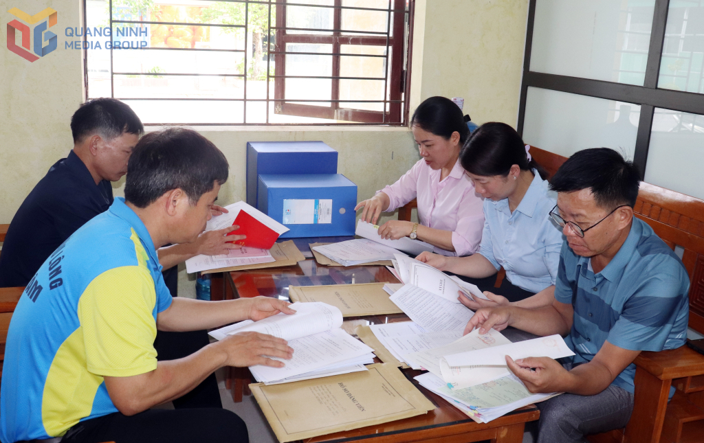 Cán bộ Ban Xây dựng Đảng xã Hoành Mô rà soát hồ sơ đảng viên.